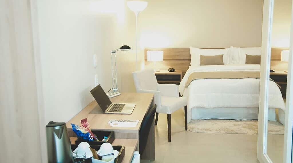 Hotel fica localizado no bairro Bosque, próximo ao Centro