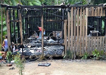 Homem coloca fogo na casa da família e deixa esposa e 3 filhas sem ter onde morar