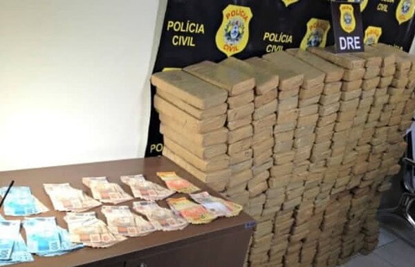 Polícia prende três com quase 300 quilos de droga e dinheiro