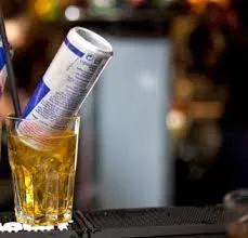 Cardiologistas alertam para perigo da mistura de álcool com energético