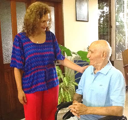 VISITA - A primeira-dama e arquiteta Marlúcia Cândida visitou nesta semana o padre André Ficarelli, 92 anos. O encontro teve como objetivo conhecer o histórico da construção do antigo prédio do Colégio Meta, cujo projeto arquitetônico é do pároco. A intenção é abrigar, nesse espaço, o Museu da Gente do Acre, idealizado por Marlúcia. 