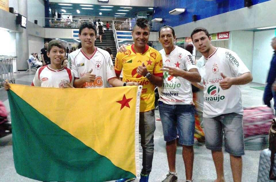 Lateral-direito Marquinhos foi recebido por grupo de torcedores no aeroporto de RB