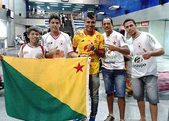 Lateral-direito Marquinhos foi recebido por grupo de torcedores no aeroporto de RB