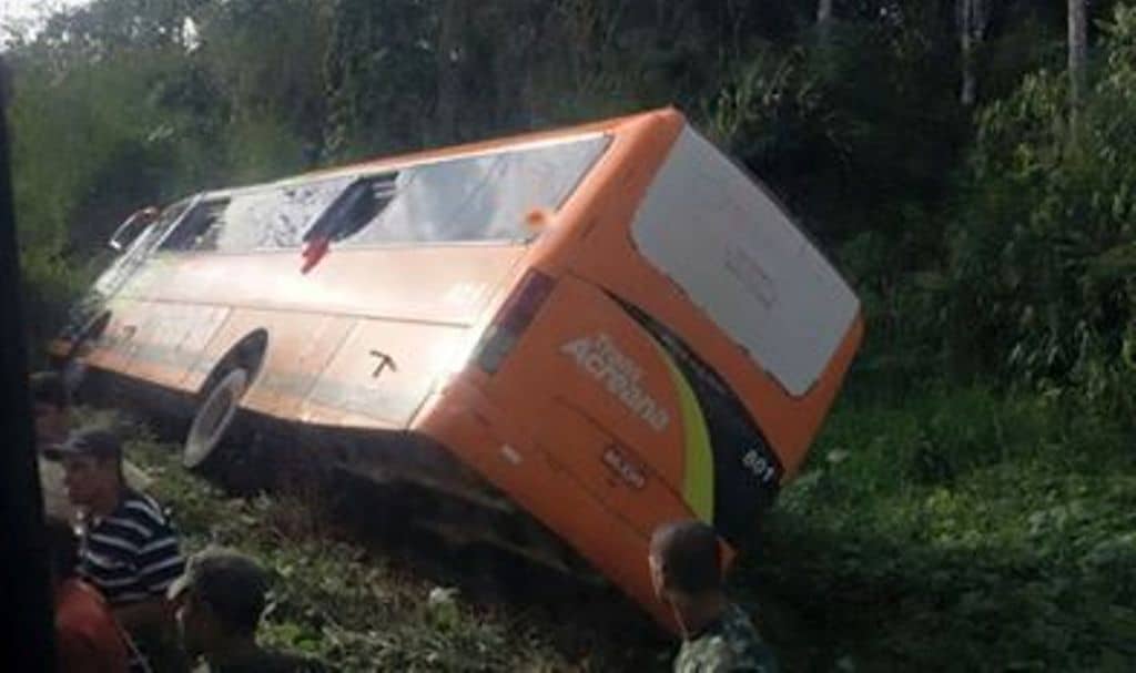 Ônibus com destino a Rio Branco sai da pista e tomba na BR 364 1 Ônibus com destino a Rio Branco sai da pista e tomba na BR 364