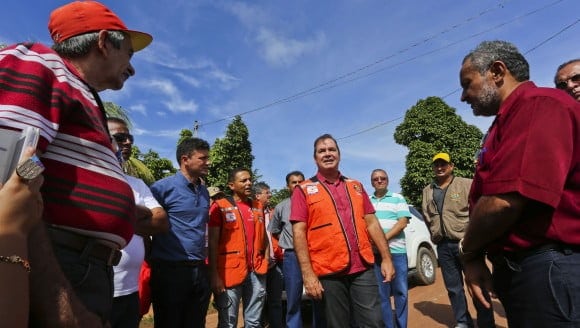 Tião Viana leva apoio a Porto Acre, também afetada pela enchente