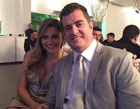 ACABOU 1 Médicos Fernando e Carol de Assis em momento relax, por ocasião da festa de residência médica no último findes