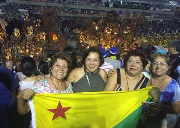 ACABOU 4 Na Sapucaí, no desfile das campeãs, as irmãs Braga, Reny, Rute, Renilde e Rosa mostrando com orgulho a Bandeira do Acre.