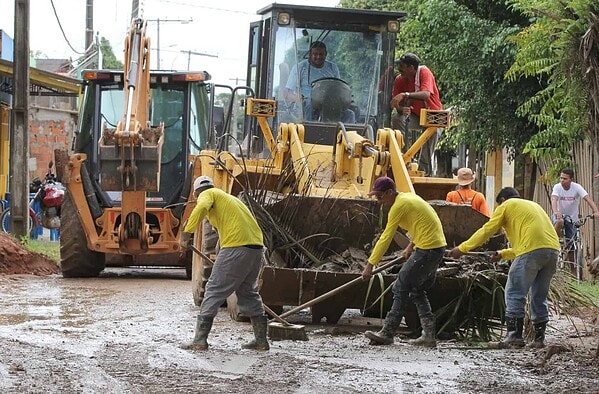 Operação de limpeza já retirou dez mil toneladas de lixo, entulho e lama de 53 bairros da capital