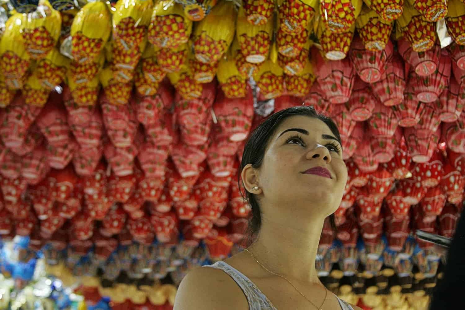 Comércio sente os efeitos da cheia histórica do Rio Acre 6 Prateleiras dos supermercados de Rio Branco já foram todas preenchidas pelos coloridos dos ovos de Páscoa