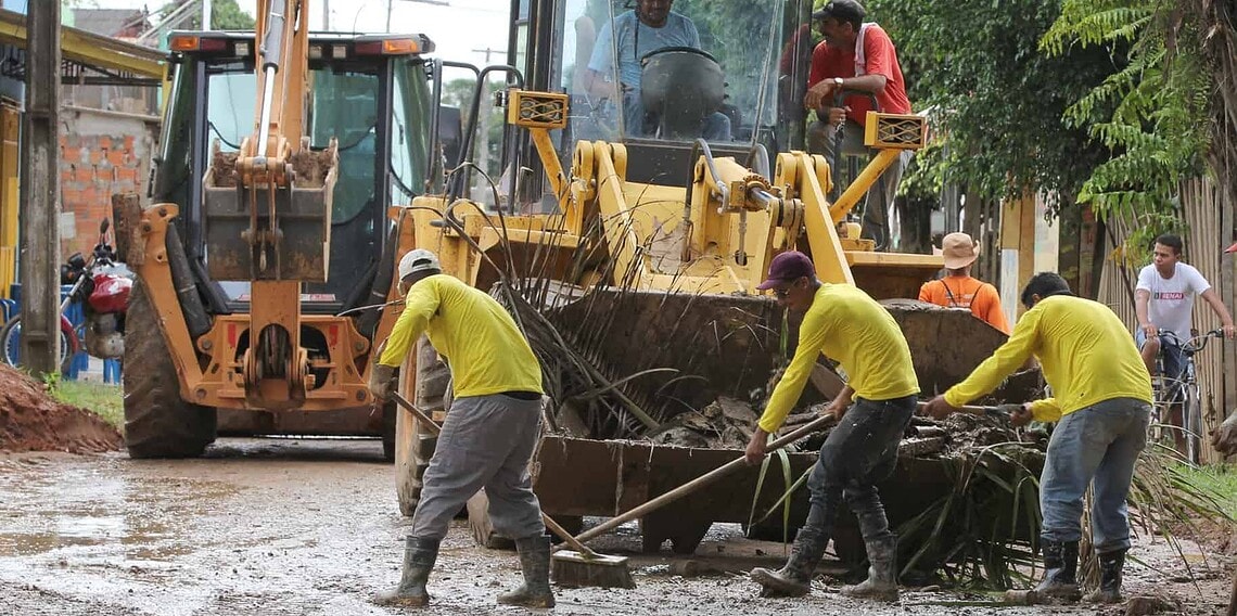 Operação de limpeza já retirou dez mil toneladas de lixo, entulho e lama de 53 bairros da capital