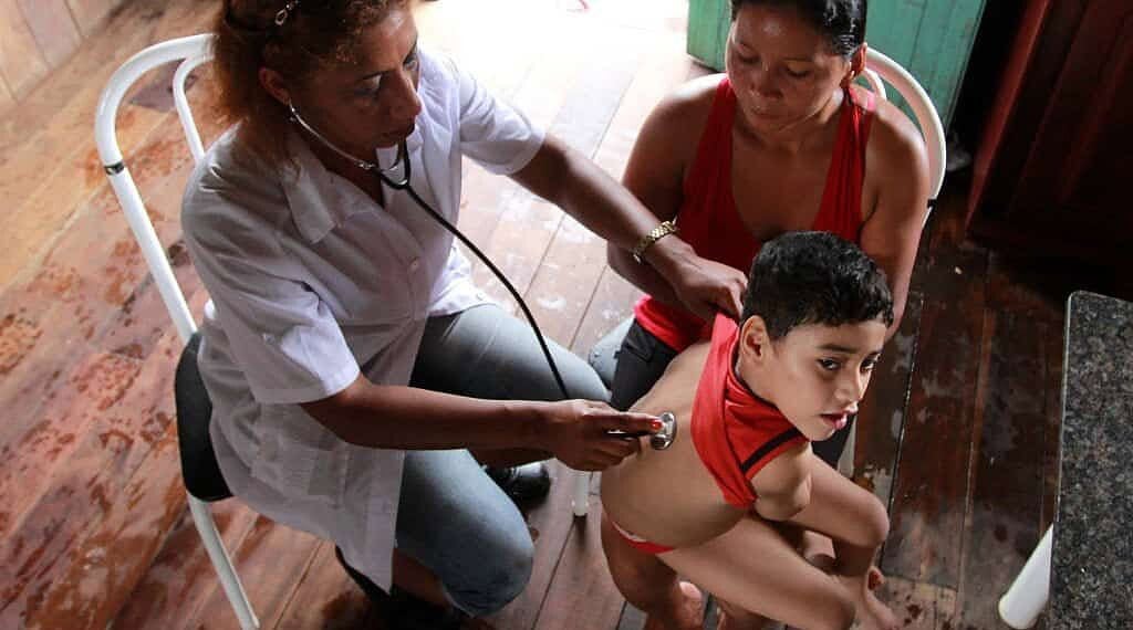 Belkis Hernandez é médica cubana e está atendendo vítimas da alagação voluntariamente