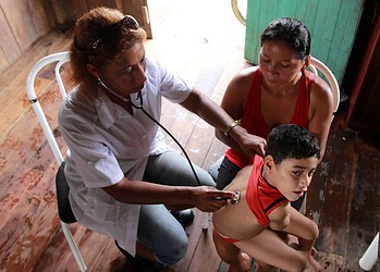 Belkis Hernandez é médica cubana e está atendendo vítimas da alagação voluntariamente