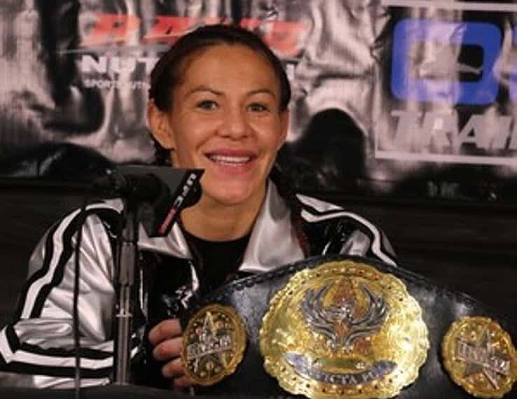 A lutadora peso-pena Cris Cyborg, com o seu cinturão do Invicta, estará em Rio Branco neste mês