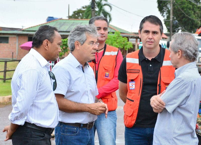 Prefeito, senador e deputados visitaram os abrigos do parque de exposições. (Foto: Divulgação)