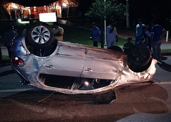 Carro capota no começo da Via Tucumã