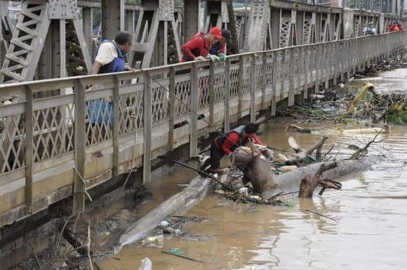 Homens do Deracre se arriscam para retirar balseiros das pontes