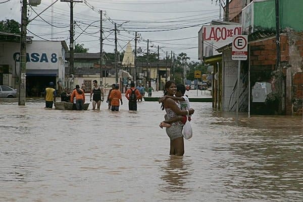 Contato com a água da enchente pode causar febre tifoide, diarreia e outras doenças