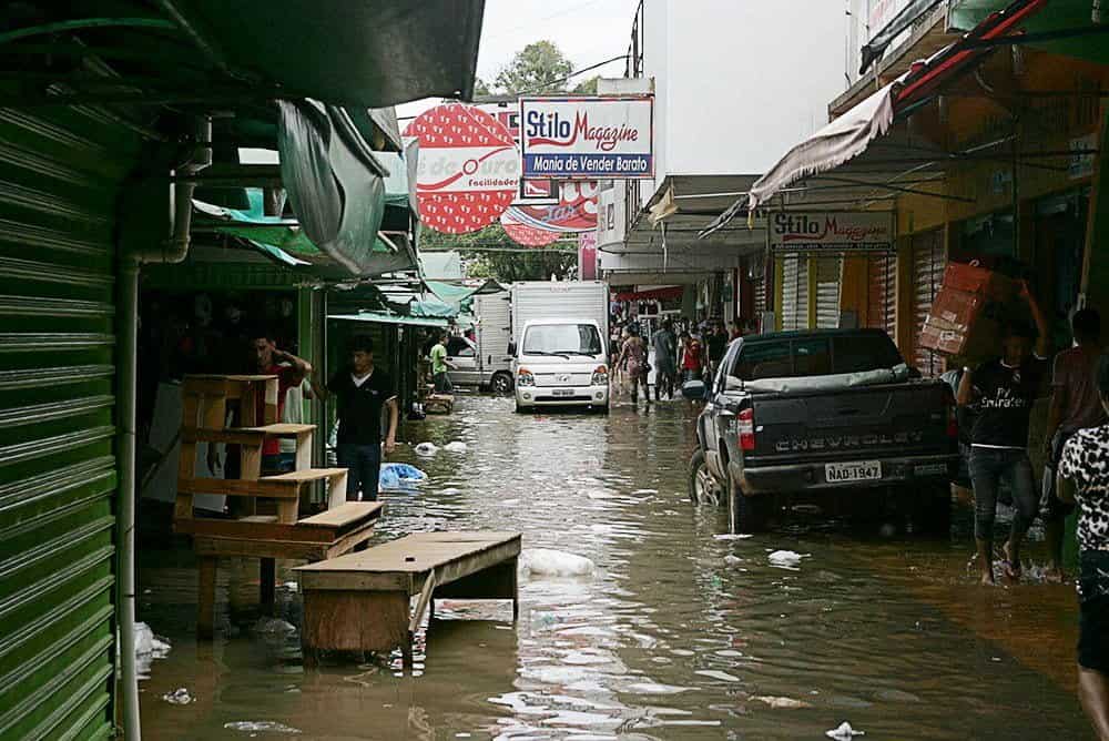 Comércio da Rua Benjamim Constant ficou alagado