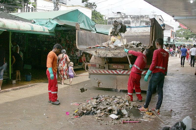 Desalojados pelo Rio Acre querem voltar para casa após maior tragédia natural 3 O calçadão da Benjamin Constant foi a primeira área a receber a limpeza. (Foto: Odair Leal/ A GAZETA)