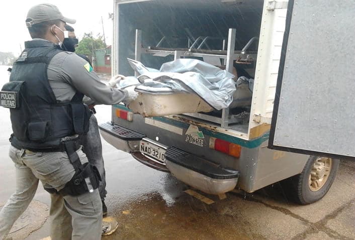 Corpo não identificado encontrado boiando no rio Acre 1