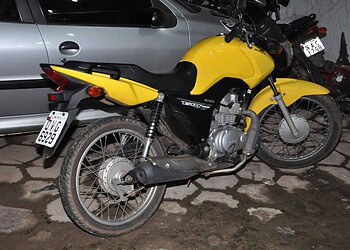 Polícia recupera moto furtada e prende dois homens
