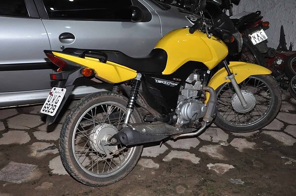 Polícia recupera moto furtada e prende dois homens