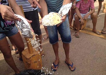 Desabrigados jogam comida fora. (Foto: G1 Acre)