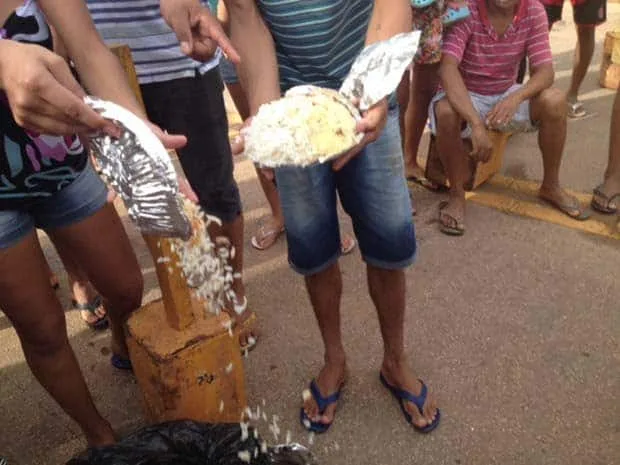 Desabrigados jogam comida fora. (Foto: G1 Acre)
