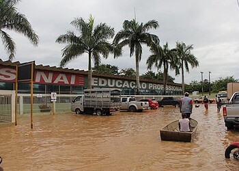 O rio invadiu o prédio do Senai, no Cadeia Velha. (Foto: Ascom)