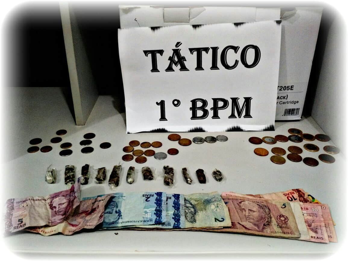 Estudantes são flagrados tráfico entorpecente em Praça em frente Quartel da PM 1