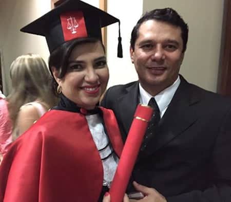 No Circuito parabeniza a linda Mariane Lavocat Barbosa de Holanda, a mais nova bacharel em Direito da city, que fez questão de dedicar ao pai Wilson Rodrigues Barbosa (in memorian) mais essa vitória em sua vida. Na foto, Mari com o marido, o promotor de Justiça Siberman Holanda