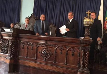 Vivas, vivas para o bisturi de ouro Augusto Vaz, que recebeu na última semana o título de professor assistente em Cirurgia Plástica, do Instituto de Pós-Graduação Carlos Chagas, no Rio de Janeiro. Merecido!