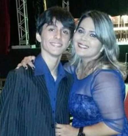César Felipe Oliveira ganhou todos os mimos de sua querida e elegantíssima mãe Paola Alencar pelo aniversário de 14 anos, comemorado em família nesta segunda.