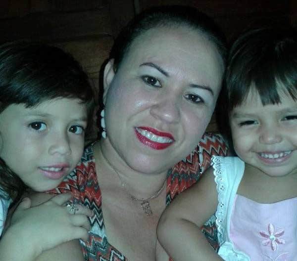 Enfermeira Ana Cristina Miranda e as filhas Joana e Ana Clara num momento de amor e carinho neste dia tão especial dedicado às mulheres.