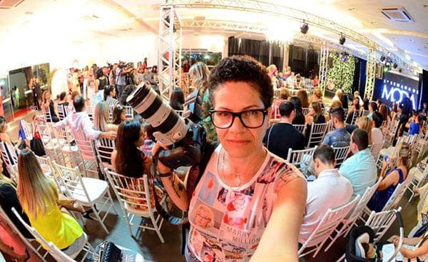 Poderosa fotógrafa Val Fernandes. Ela fotografa a beleza, o não tão belo, o quotidiano, o momento ternura, carinho, o festivo, a dificuldade também. A essa profissional que vive a nos homenagear através das imagens que registra, parabéns como profissional e como mulher também!