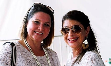 REENCONTRO Tive a grande felicidade de reencontrar durante a visita de Dilma ao Acre a minha querida ami-ga Francisca Benez, que integra a equipe da Presidência da República. Ela foi a responsável por minha estreia como produtora de moda, na década de 80. A foto é da querida Val Fernandes. 