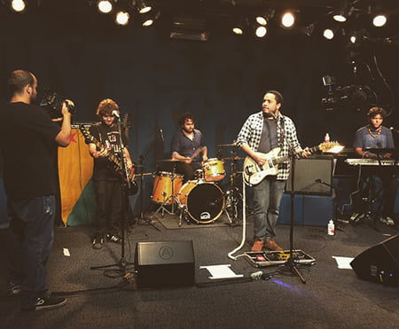 OS DESCORDANTES Em turnê do Norte ao Sul do país, a banda de rock acreana Os Descordantes fez sua estréia em grande estilo, na capital paulista, apresentando-se ao vivo no Estúdio Showlivre. *** Em Sampa, eles lançam o primeiro disco “Espera a Chuva Passar” e seguem em turnê de 12 shows, pelo Sul, Sudeste e Norte do país. Sucesso aos músicos George Naylor (bateria), Diego Torres (voz e guitarra), Marxson Henrique (teclado) e Saulo Melo (baixo)!