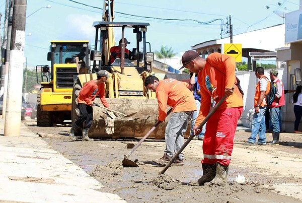 Limpeza e atendimento de famílias segue intenso em toda a cidade