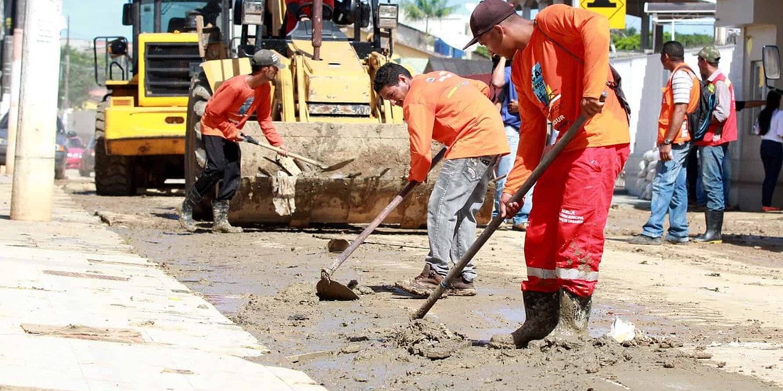 Limpeza e atendimento de famílias segue intenso em toda a cidade 1 Limpeza e atendimento de famílias segue intenso em toda a cidade