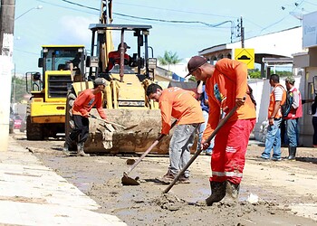 Limpeza e atendimento de famílias segue intenso em toda a cidade