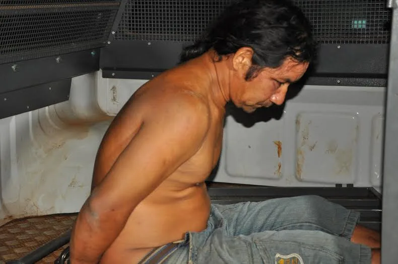 Homem é preso acusado de ameaçar a própria família com terçado 1 Homem é preso acusado de ameaçar a própria família com terçado