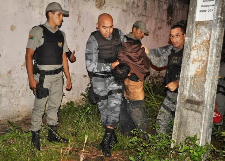 Homem leva tiro na perna após tentar fugir da polícia no bairro Abrahão Alab 2 Após assaltar uma senhora, acusado teria tentado fugir da polícia e levado um tiro