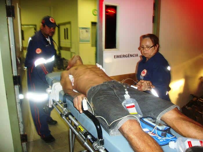 Homem é alvejado com dois tiros no peito esquerdo e sobrevive 2 Homem é alvejado com dois tiros no peito esquerdo e sobrevive 1