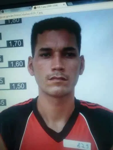 Homem é alvejado com dois tiros no peito esquerdo e sobrevive 1 Homem é alvejado com dois tiros no peito esquerdo e sobrevive