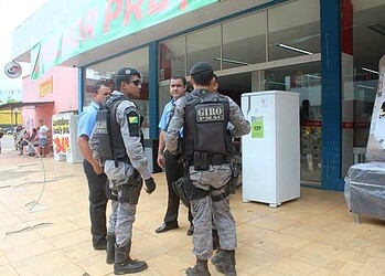 Homens fortemente armados invadem uma loja no centro de Rio Branco