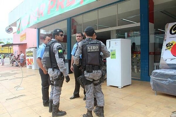 Homens fortemente armados invadem uma loja no centro de Rio Branco