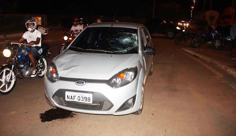 Carro e idoso se chocaram ao fazer rotatória juntos