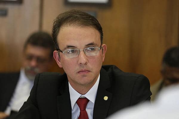 “É preciso separar a Petrobras investigada da empresa”, afirma deputado Leo de Brito