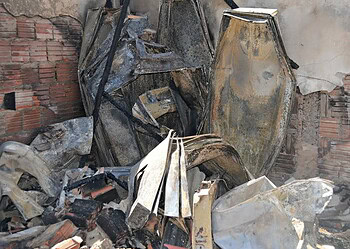 Incêndio destrói mais de 200 caixões armazenados em casa no Xavier Maia