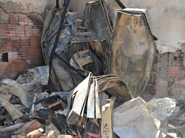 Incêndio destrói mais de 200 caixões armazenados em casa no Xavier Maia 1 Incêndio destrói mais de 200 caixões armazenados em casa no Xavier Maia